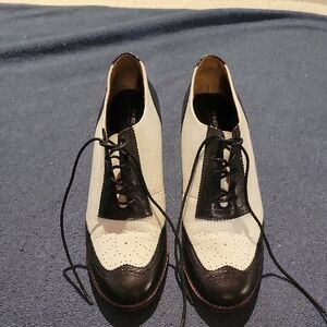 Re-mix Classic Vintage Black White Wing Tip Heels Shoes 8M